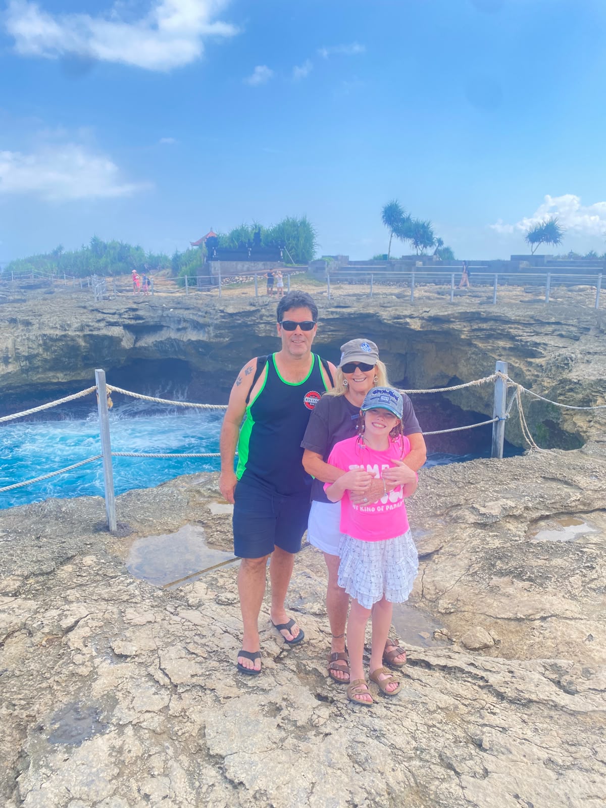 Keluarga wisatawan di Tebing Devil's Tears